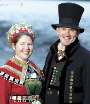 <br><i>Her ser vi brudedrakten fra Øvre Valdres med bruderullen som først ble kopiert. Den sto ferdig i 1992. Originalen til bruderullen er på Valdres Folkemuseum</i>